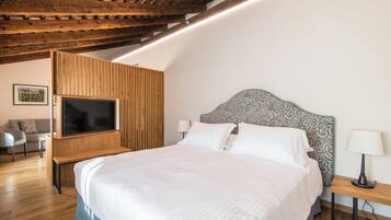 Junior Suite, Garden View | 1 bedroom, minibar, in-room safe, soundproofing