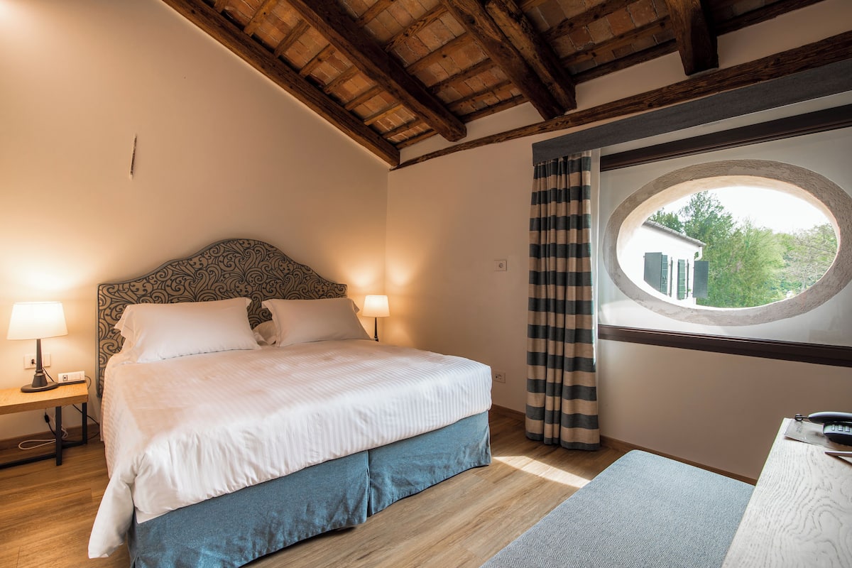 Habitación Confort con 1 cama doble o 2 individuales | 1 dormitorio, minibar, caja fuerte y sistema de insonorización