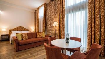 Minibar, in-room safe, soundproofing, free WiFi