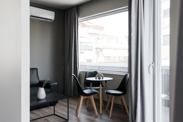 Apartamento, 1 habitación (C3) | Zona de estar | Smart TV de 42 pulgadas con canales digitales, una televisión