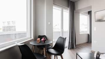 Appartement, 1 chambre (D3) | Coin séjour | TV connectée de 42 pouces avec chaînes numériques, télévision, Netflix