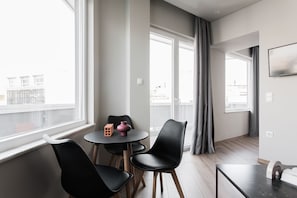 Lägenhet - 1 sovrum (D3) | Vardagsrum | 42-tums smart-tv med digitalkanaler, tv och Netflix