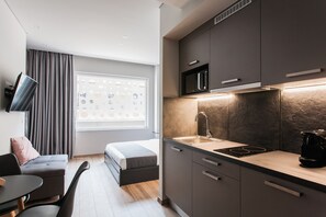 Apartamento (A4) | Zona de estar | Smart TV de 42 pulgadas con canales digitales, una televisión