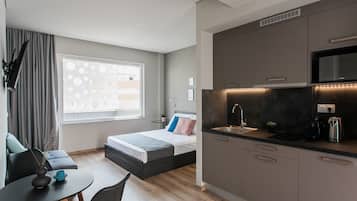 1 habitación, escritorio, tabla de planchar con plancha y cunas
