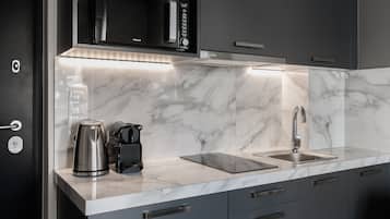 Apartment, 1 Bedroom (A1) | Dapur peribadi | Ketuhar gelombang mikro, dapur, pembancuh kopi espreso, cerek elektrik