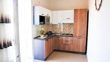 Kühlschrank, Mikrowelle, Herdplatte, Geschirrspüler