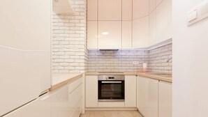 Kjøleskap, ovn, kokeplater og oppvaskmaskin