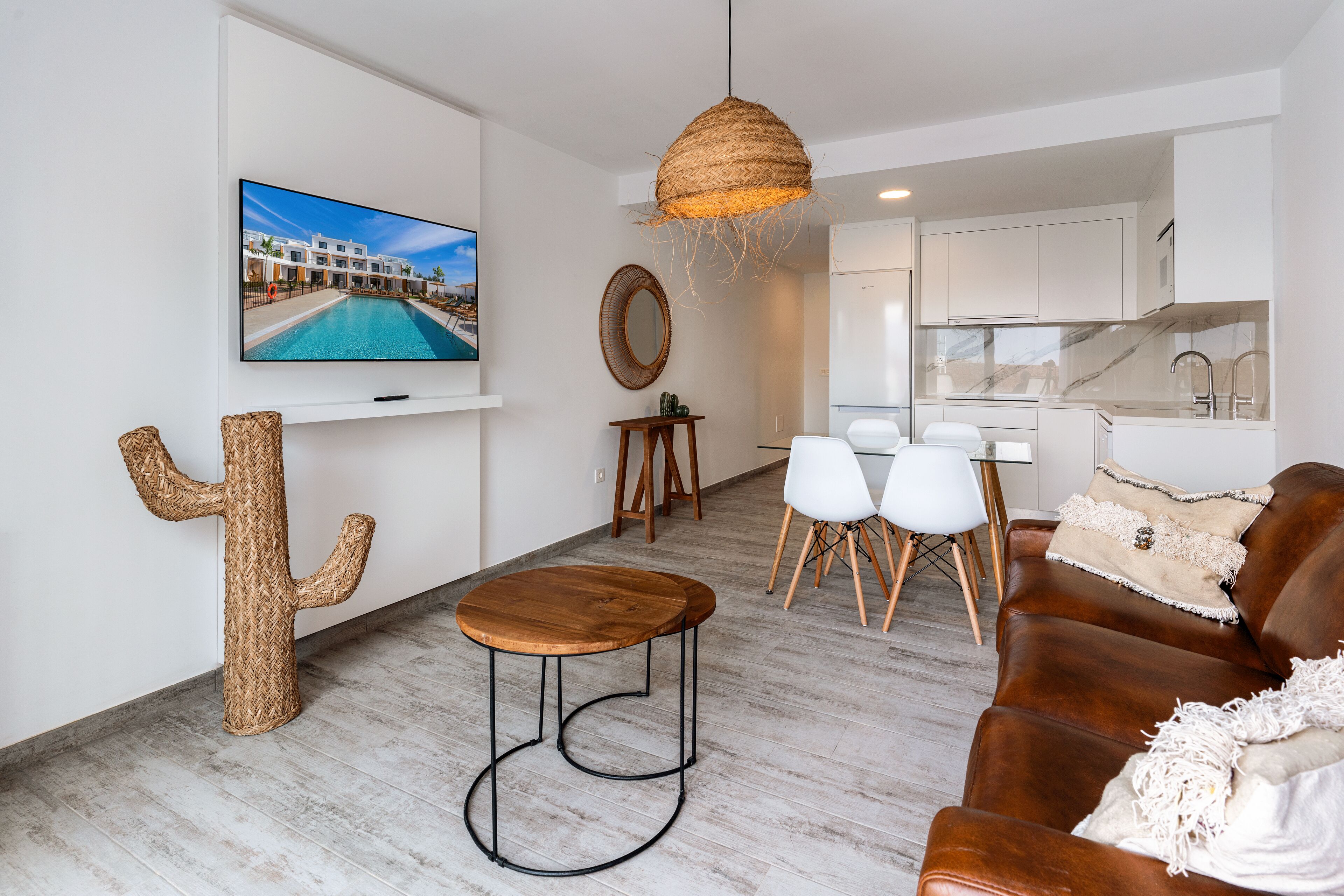 Club appartement, terras (Oasis apartment with terrace) | Woonkamer | Een 32-inch smart-tv met digitale zenders en televisie