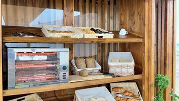 Une vitrine en bois où sont exposés divers produits de boulangerie et un four à pain.