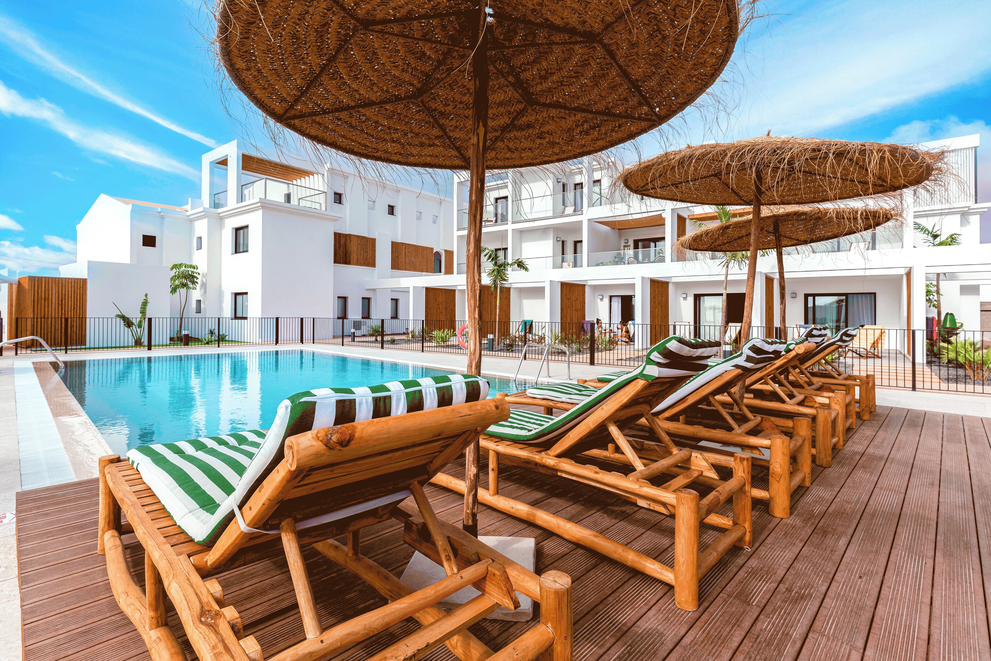 屋外プール、プール パラソル、サンラウンジャー