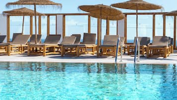 Utomhuspool, parasoller och solstolar