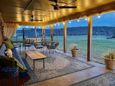 Lakefront House, Sleeps 20, Great for Family Gatherings, One hour from Tulsa