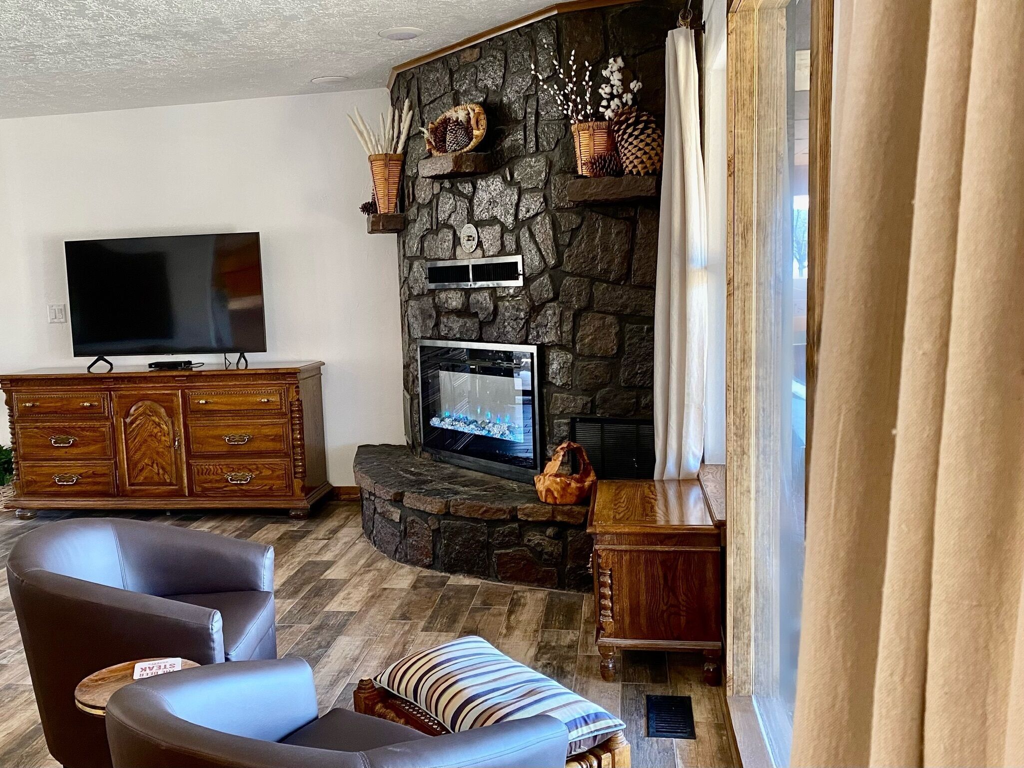 Een smart-tv en een open haard