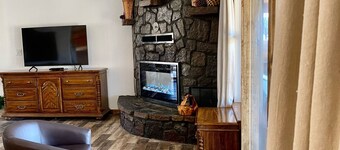 Lakefront House, Sleeps 20, Great for Family Gatherings, One hour from Tulsa