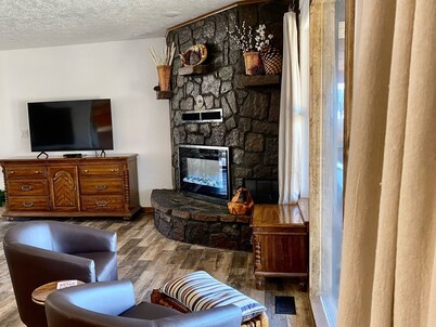 Lakefront House, Sleeps 20, Great for Family Gatherings, One hour from Tulsa