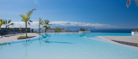 3 piscine all'aperto, ombrelloni da piscina, lettini