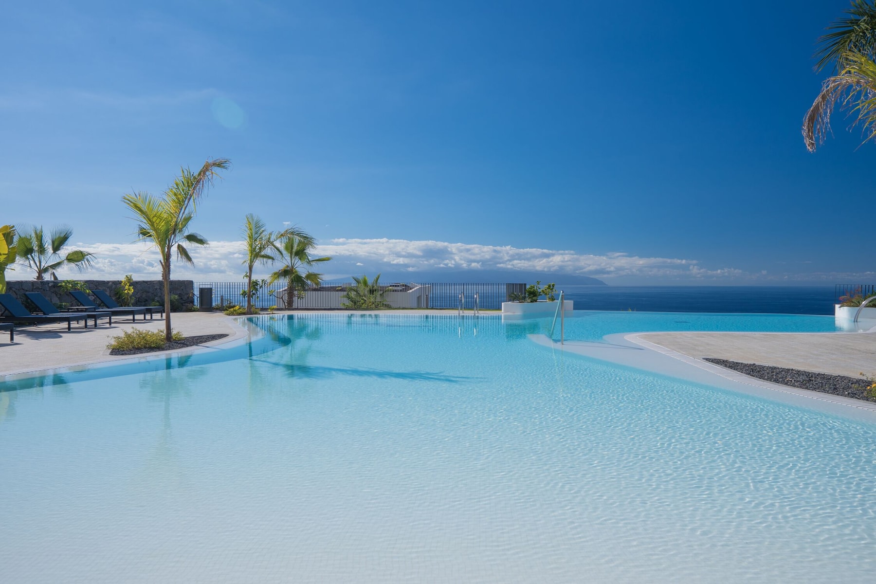 3 albercas al aire libre, sombrillas en la alberca y camastros