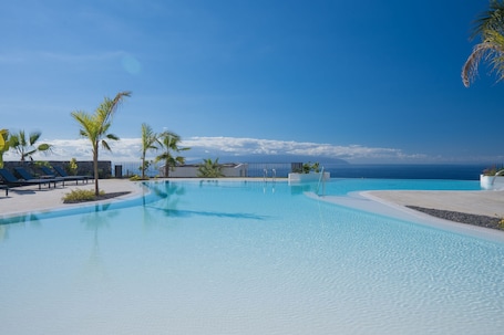 3 piscinas al aire libre, sombrillas, sillones reclinables de piscina