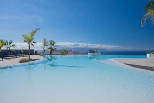 3 piscinas al aire libre (de 09:00 a 19:30), sombrillas, tumbonas