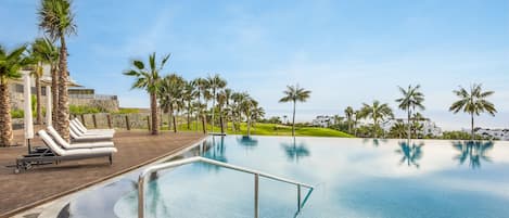 3 kolam renang outdoor, dengan payung kolam renang dan kursi berjemur