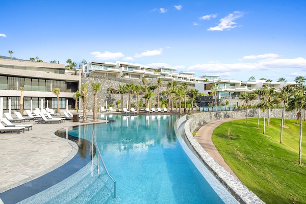 3 piscines extérieures, parasols de plage, chaises longues
