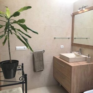 Haartrockner, Handtücher, Seife, Toilettenpapier