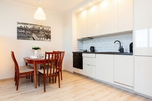 Departamento, 2 habitaciones, Terraza | Cocina privada | Lavavajillas, cafetera y tetera y utensilios de cocina