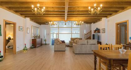 Balneario de Fontibre Rodeado de Finca Privada de 5.000 m2 con Jacuzzi y Terraza