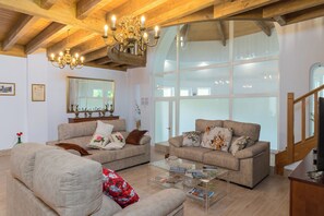 Smart TV, ping pong, books - Balneario de Fontibre Rodeado de Finca Privada de 5.000 m2 con Jacuzzi y Terraza (Fontibre)