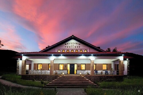 Balneario de Fontibre Rodeado de Finca Privada de 5.000 m2 con Jacuzzi y Terraza