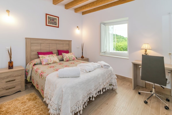 6 bedrooms, desk, iron/ironing board, free WiFi