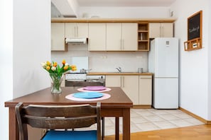 Microwave, dishwasher, cookware/dishes/utensils