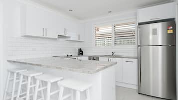 Refrigerador, microondas, horno, placa de cocina