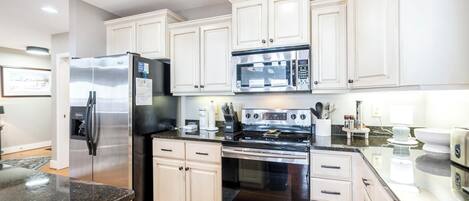 Frigorífico, microondas, horno y lavavajillas