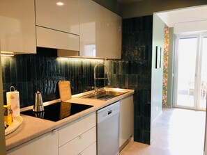 Fridge, stovetop, dishwasher, coffee/tea maker