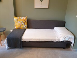 2 bedrooms, iron/ironing board, internet, bed sheets