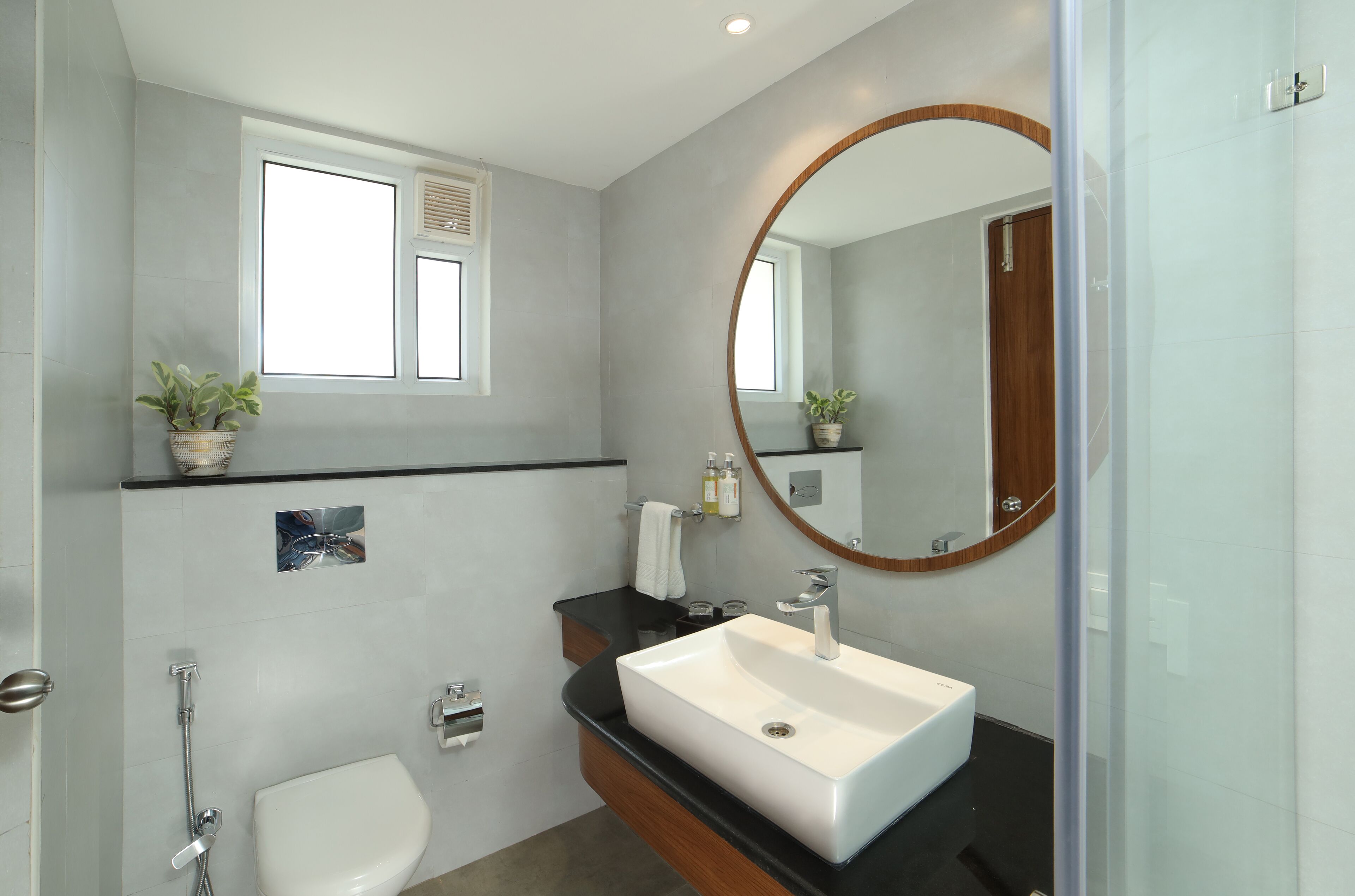 Shower, rainfall showerhead, free toiletries, towels