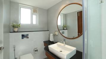 Shower, rainfall showerhead, free toiletries, towels