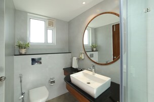 Shower, rainfall showerhead, free toiletries, towels