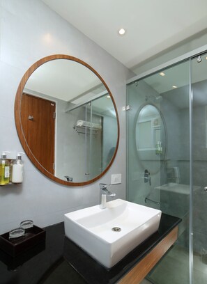 Shower, rainfall showerhead, free toiletries, towels - Lilac Hotel 5th Block (Bengaluru)