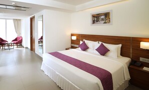 In-room safe, desk, soundproofing, iron/ironing board - Lilac Hotel 5th Block (Bengaluru)