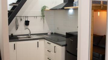 Réfrigérateur, micro-ondes, plaque de cuisson, cafetiÚre/bouilloire