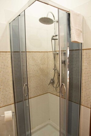 Douche, sèche-cheveux, bidet, serviettes fournies