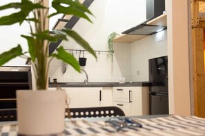 Fridge, microwave, stovetop, coffee/tea maker - The Pearl of Neptune Tourist rental near the sea (Nettuno)