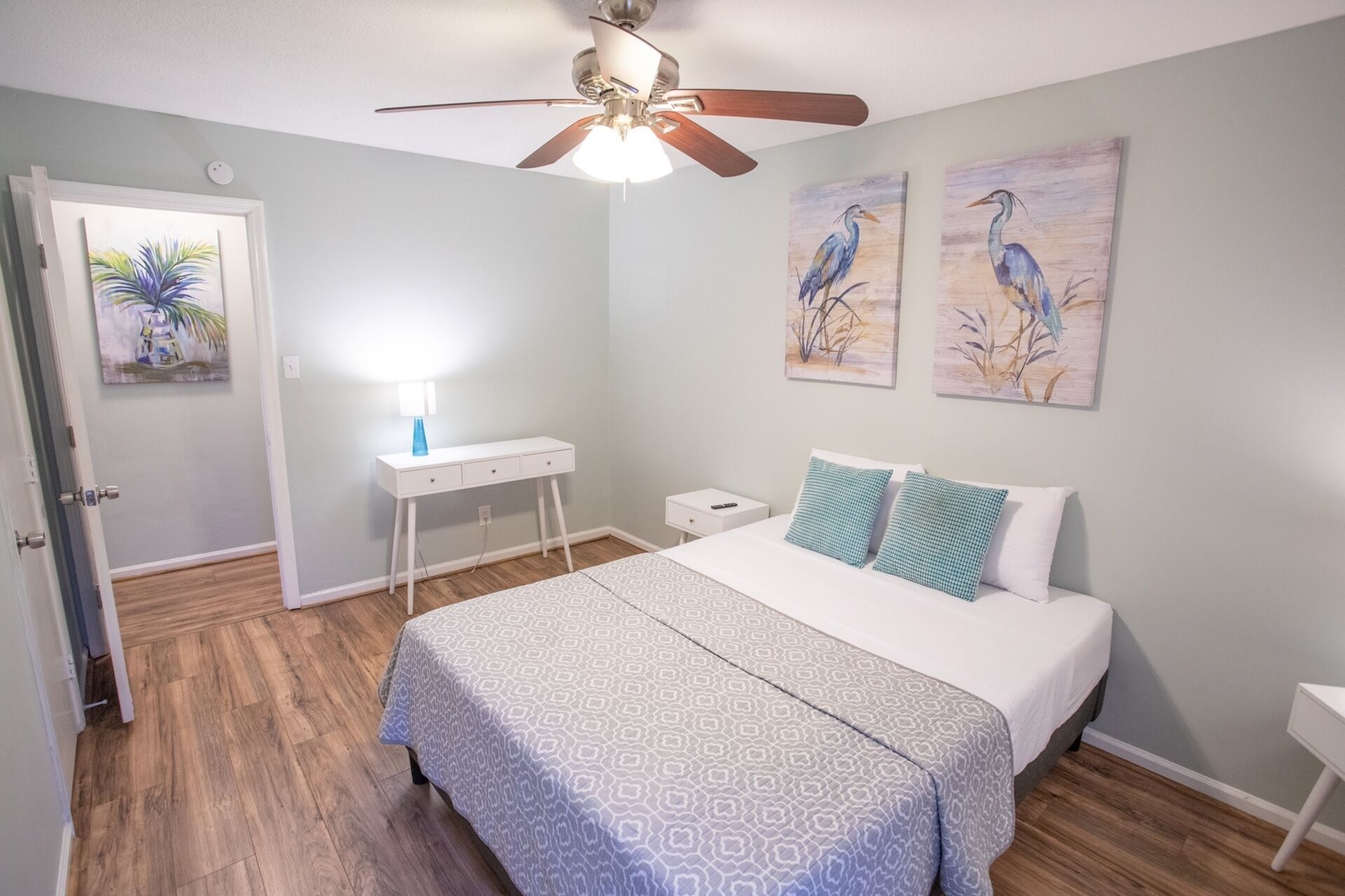 2 bedrooms, desk, WiFi, bed sheets