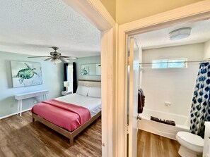 2 bedrooms, desk, WiFi, bed sheets - Historic Savannah, Pool, Free Tybee Parking! (Savannah)