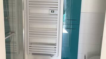 Douche, sĂšche-cheveux, serviettes fournies