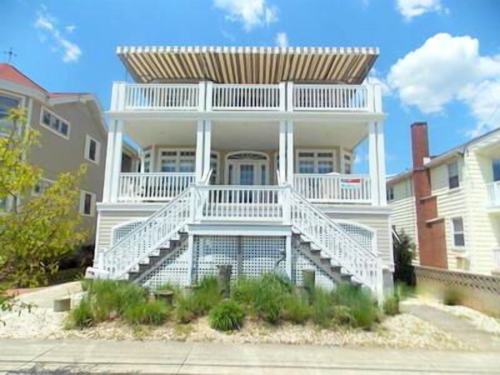 Located across the street from the 40th street beaches!