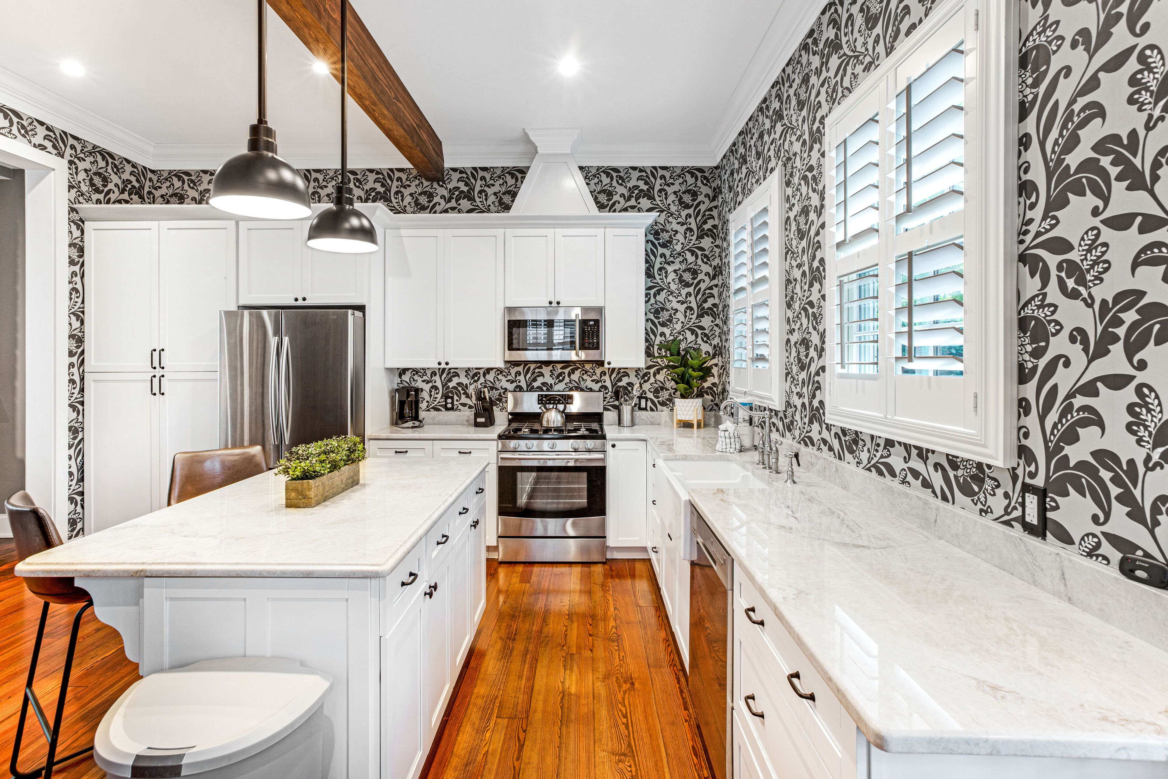 Een koelkast, een microgolfoven, een oven, een kookplaat