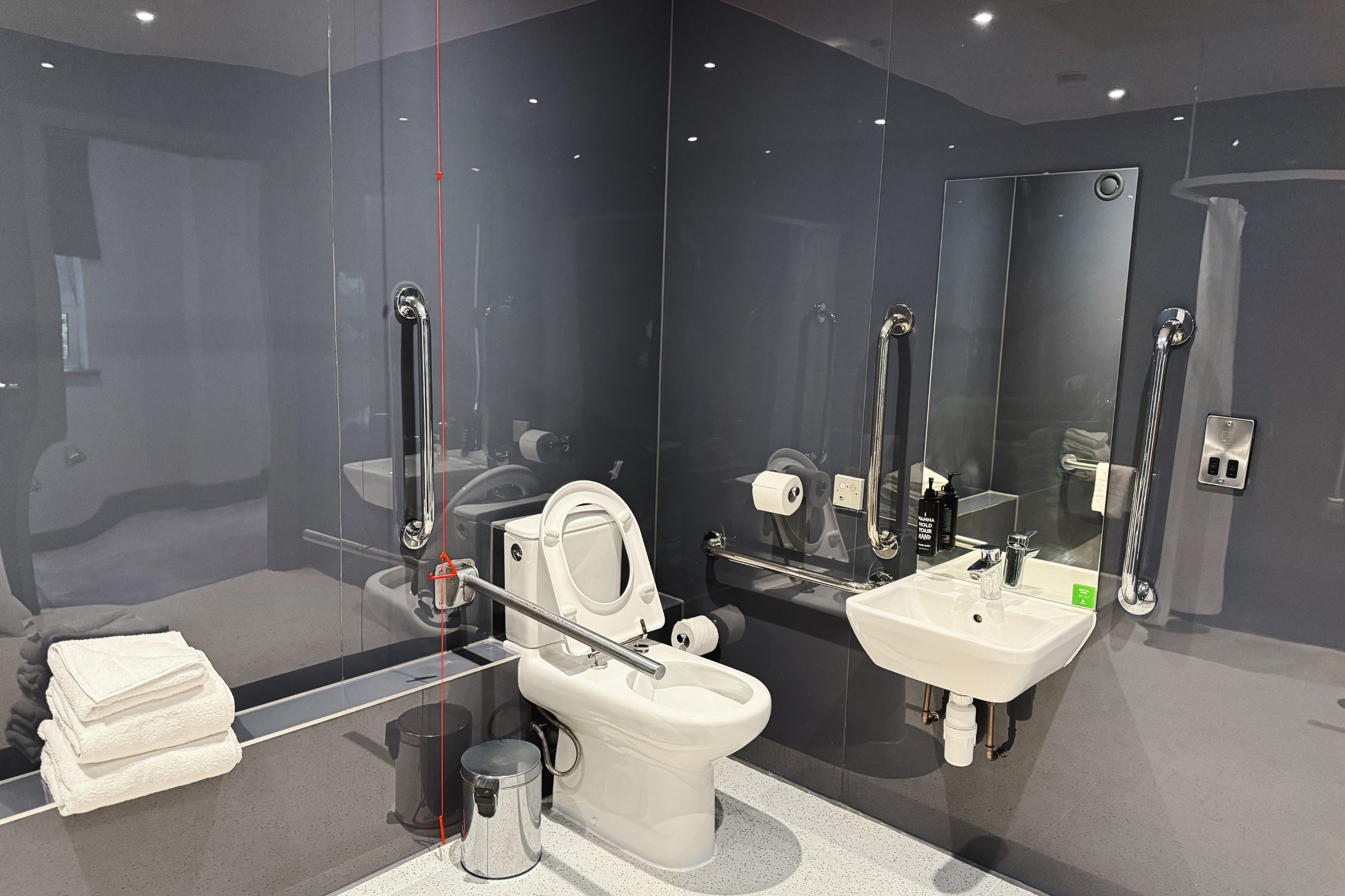Un baño moderno con inodoro, bidé y lavamanos.